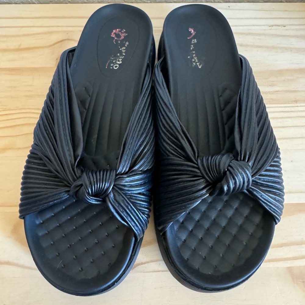 Blk knotted sandal